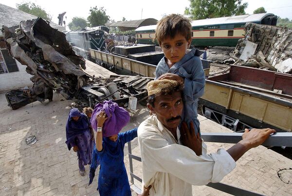 2005年7月、パキスタン南部・ゴトキで大洪水により3台の列車が衝突。少なくとも132人が死亡 - Sputnik 日本