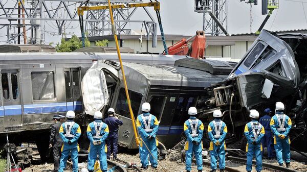 2005年4月25日、日本の兵庫県尼崎市で、JR西日本の通勤電車が脱線しマンションの駐車場に衝突。108人が死亡、555人が負傷 - Sputnik 日本
