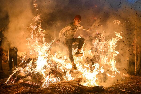 厄払いのため大かがり火を飛び越える男性（中国・広東省揭陽、28日） - Sputnik 日本
