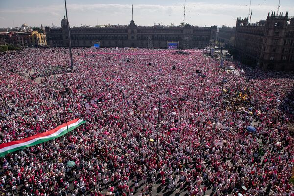 選挙制度改革案に抗議するため中心部のソカロ広場に集まった数千人のデモ隊（メキシコ・メキシコシティ、26日） - Sputnik 日本