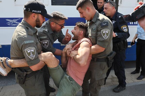 司法制度改革法案に抗議するデモの最中、治安部隊に拘束される男性（イスラエル・テルアビブ、1日） - Sputnik 日本