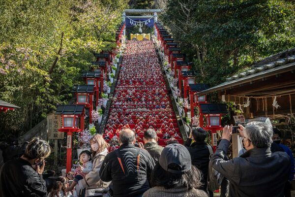 「かつうらビッグひな祭り」で、遠見岬神社の石段に飾られたひな人形を撮影する人々（千葉県勝浦市、28日） - Sputnik 日本