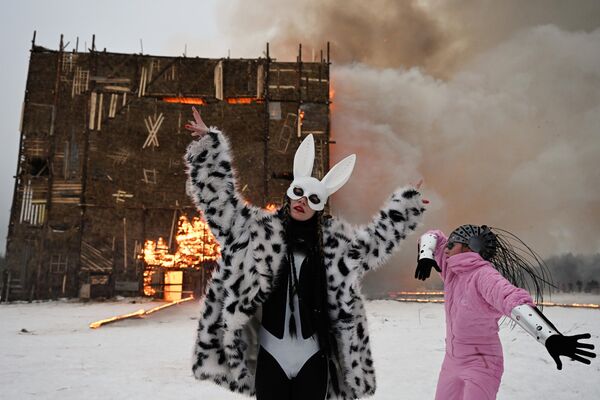 春を祝う祭り「マースレニッツァ」で、巨大オブジェを焼き払うイベントに参加する人々（ロシア・カルーガ州、25日） - Sputnik 日本