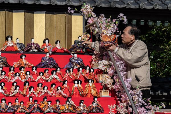 「かつうらビッグひな祭り」で、ひな人形の準備をする男性（千葉県勝浦市、28日） - Sputnik 日本