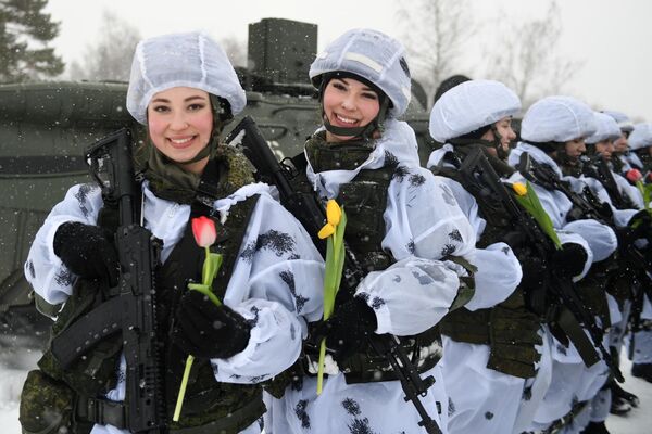 戦術訓練場で戦闘訓練を行ったティモシェンコ元帥記念放射線・化学・生物防護軍事アカデミーの女学生（ロシア・コストロマ、3日） - Sputnik 日本