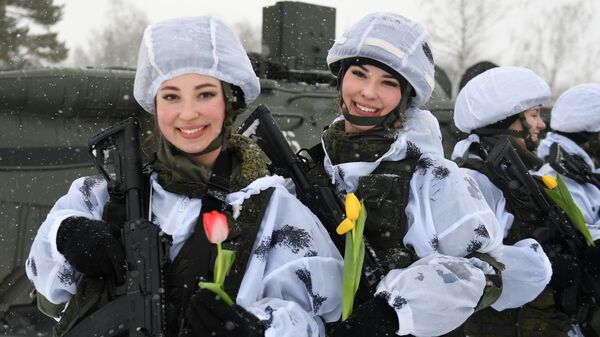 戦術訓練場で戦闘訓練を行ったソ連邦元帥ティモシェンコ記念放射線・化学・生物防護軍事アカデミーの女学生（ロシア・コストロマ、3日） - Sputnik 日本