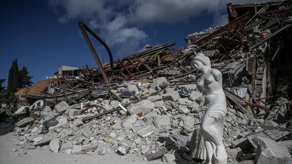 倒壊した建物の瓦礫のそばに立つ像（6日） - Sputnik 日本