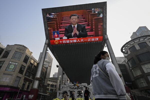 全国人民代表大会の開会式を映す屋外スクリーン（中国・北京、5日） - Sputnik 日本