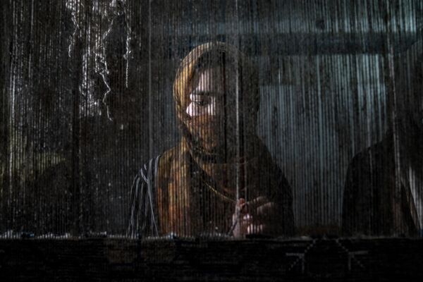 カーペット工場でカーペットを織る女性（アフガニスタン・カブール、6日） - Sputnik 日本