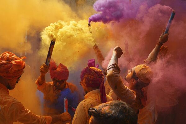 ヒンドゥー教の春の祭典「ホーリー祭」で、カラーパウダーを投げ合うヒンドゥー教徒（インド・ハイデラバード、6日） - Sputnik 日本