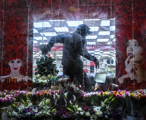 国際婦人デーに向けて花屋で花束を並べる花屋（ロシア・モスクワ、6日） - Sputnik 日本