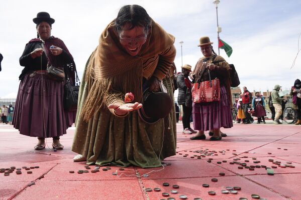 エル・アルト市創設記念日を記念する活動で、こまを回すアイマラ族の女性（ボリビア・エル・アルト、5日） - Sputnik 日本