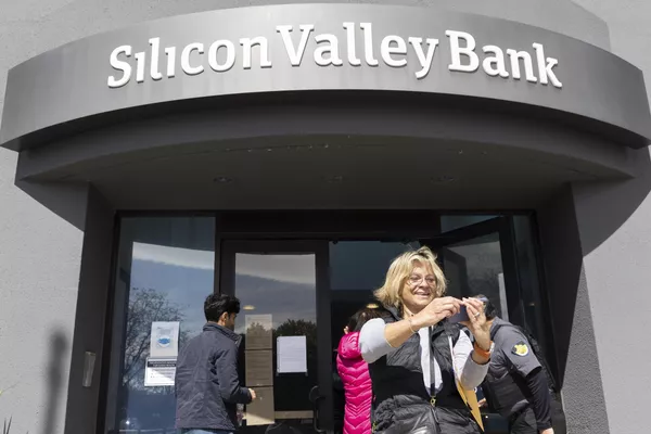 Женщина фотографируется у банка Silicon Valley в штате Калифорния 