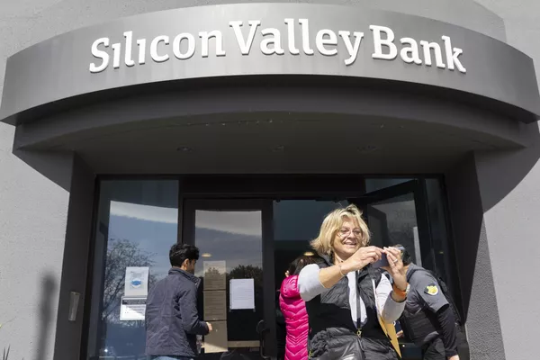 シリコンバレー銀行の本社建物を背景に自撮りを撮る女性(カリフォルニア州サンタクララ、13日) シリコンバレー銀行の本社建物を背景に自撮りを撮る女性(カリフォルニア州サンタクララ、13日) - Sputnik 日本