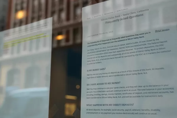 シリコンバレー銀行プライベート支店の入り口に貼り出された通知書(カリフォルニア州サンフランシスコ、13日) シリコンバレー銀行プライベート支店の入り口に貼り出された通知書(カリフォルニア州サンフランシスコ、13日) - Sputnik 日本