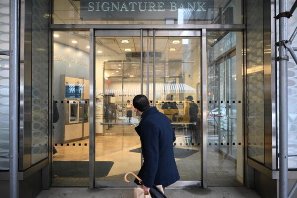 シグネチャー・バンクの支店を通り過ぎる男性（ニューヨーク、13日） - Sputnik 日本