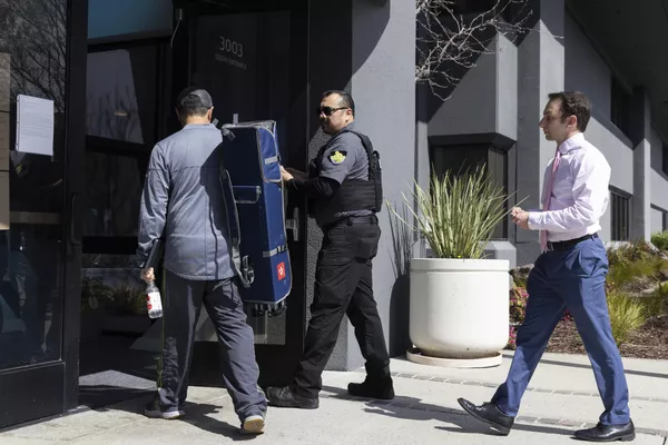 シリコンバレー銀行本社を訪れた連邦預金保険公社の職員(カリフォルニア州サンタクララ、13日) シリコンバレー銀行本社を訪れた連邦預金保険公社の職員(カリフォルニア州サンタクララ、13日) - Sputnik 日本