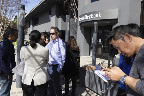 シリコンバレー銀行本社を訪れた連邦預金保険公社の職員（カリフォルニア州サンタクララ、13日） - Sputnik 日本