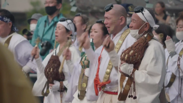 高尾山で伝統の「火渡り祭」開催　無病息災祈り、参拝者らが火渡り体験 - Sputnik 日本