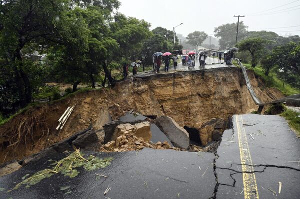 熱帯低気圧「フレディ」による豪雨で崩壊した道路（マラウイ・ブランタイヤ、14日） - Sputnik 日本