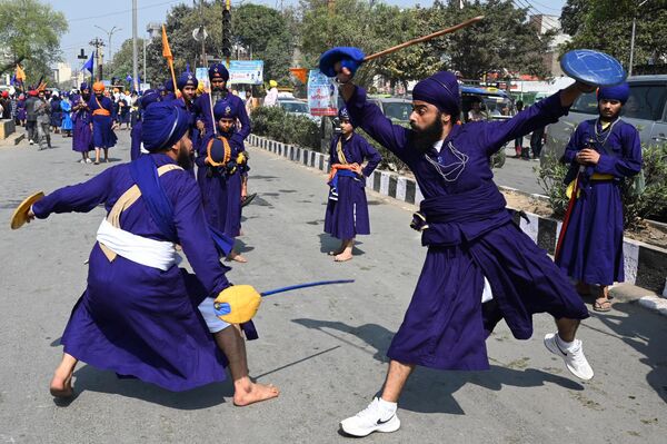 シーク教の指導者アカリ・フーラ・シンの殉教200年を記念する行進で、伝統武術を披露するニーハン（シーク教の戦士）たち（インド・アムリトサル、12日） - Sputnik 日本