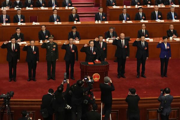 全国人民代表大会（全人代）のセッションで宣誓する新任議員（中国・北京、12日） - Sputnik 日本