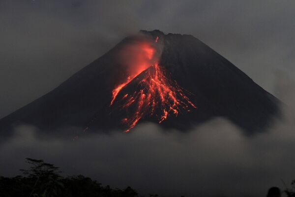 噴火したムラピ山（インドネシア・ジャワ島、11日） - Sputnik 日本