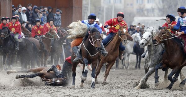 イラン暦の元旦「ノウルーズ」を祝い、中央アジアの伝統協議「ブズカシ」の大会に参加する選手たち（キルギス・ビシュケク、15日） - Sputnik 日本