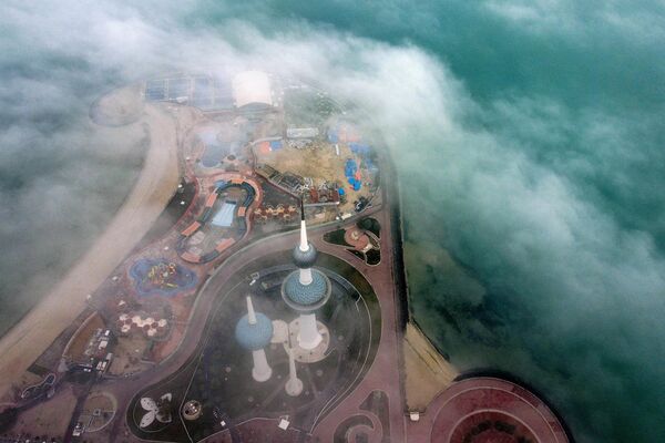 霧に包まれるクウェート・タワー（クウェート・クウェート市、14日） - Sputnik 日本