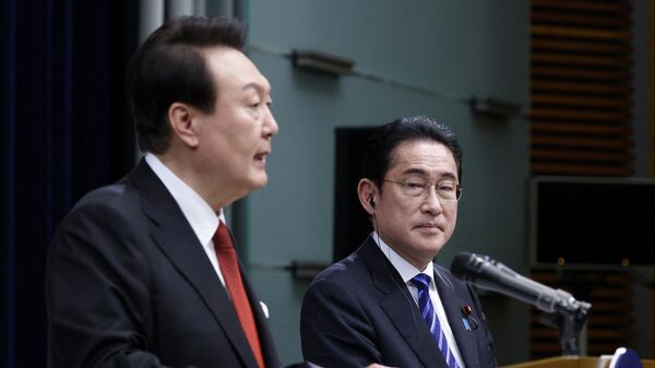 日本の岸田首相（右）と韓国の尹大統領 - Sputnik 日本