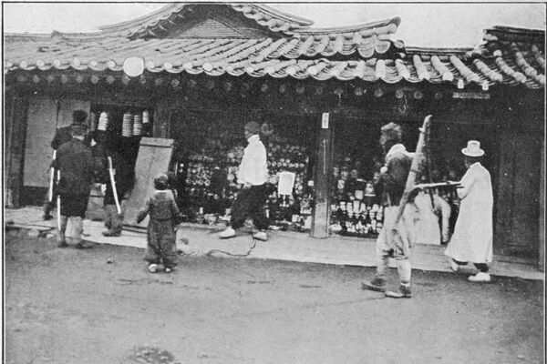 抗議活動で1カ月以上閉まっていた店を開けるよう迫る警官（1919年） - Sputnik 日本