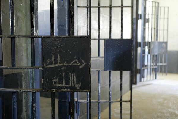 アブグレイブ刑務所の監房のドア、アラブ語で「神よ、助けたまえ」と書かれている - Sputnik 日本