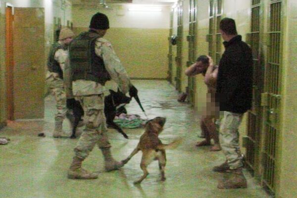 アブグレイブ刑務所の被拘禁者に米兵が犬をけしかけている（2003年） - Sputnik 日本