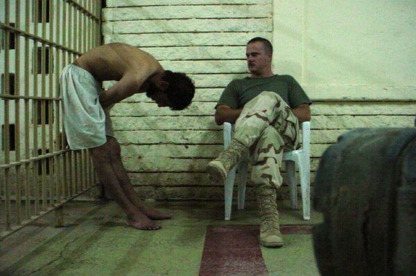 アブグレイブ刑務所の被拘禁者と米軍人、2003年末、バクダッド - Sputnik 日本