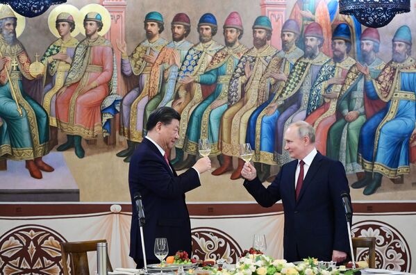 露中首脳会談後、クレムリンのグラノヴィータヤ宮殿で行われたレセプションに出席したプーチン大統領と習国家主席（モスクワ、21日） - Sputnik 日本
