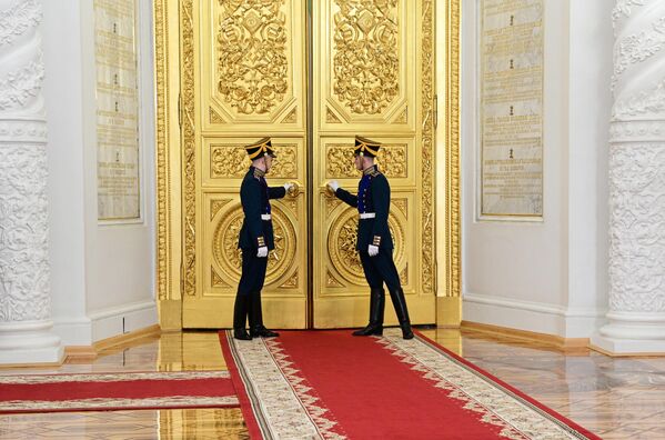 クレムリン大宮殿の「ゲオルギーの間」で扉の前に立つ衛兵（モスクワ、21日） - Sputnik 日本