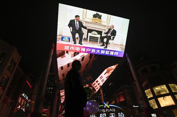 屋外スクリーンに映し出されたプーチン大統領と習国家主席の会談の様子（中国・北京、21日） - Sputnik 日本