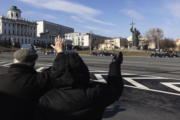 クレムリンに向かって走る習国家主席の車列に手を振る人々（モスクワ、21日） - Sputnik 日本