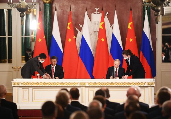 共同声明に署名するプーチン大統領と習国家主席（モスクワ、21日） - Sputnik 日本