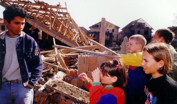 NATO軍の爆撃で崩壊した集落の家 - Sputnik 日本