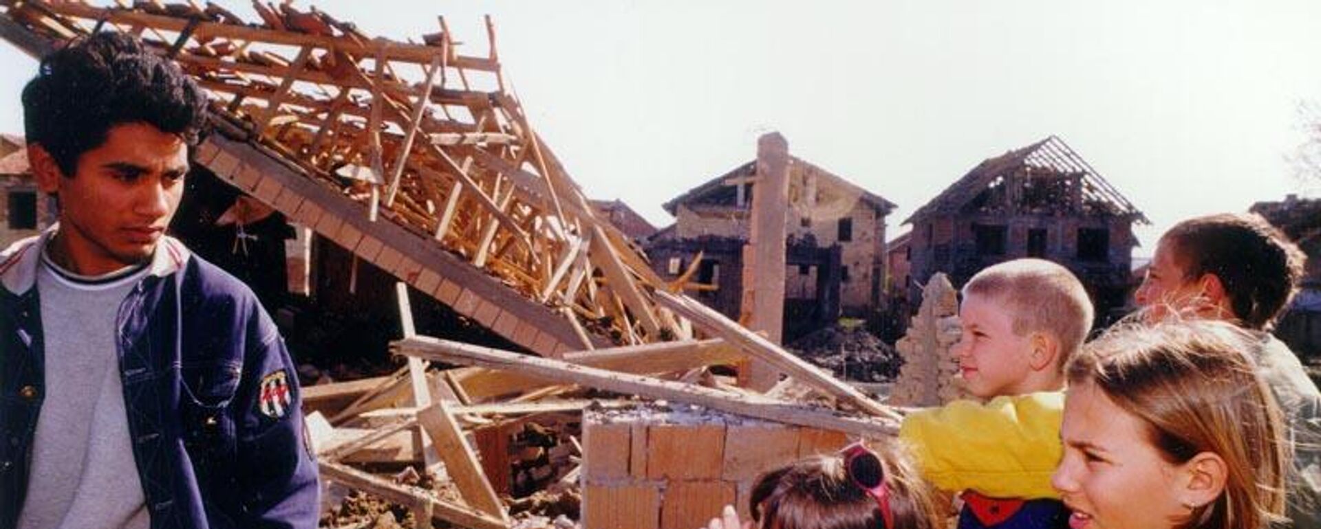 NATO軍の爆撃で崩壊した集落の家 - Sputnik 日本, 1920, 24.03.2023
