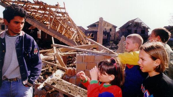 NATO軍の爆撃で崩壊した集落の家 - Sputnik 日本