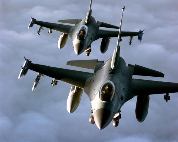NATO軍による「アライド・フォース作戦」を支援するミッションで、編隊を組んで飛行すす米空軍のF-16戦闘機「ファイティングファルコン」2機（1999年4月20日） - Sputnik 日本