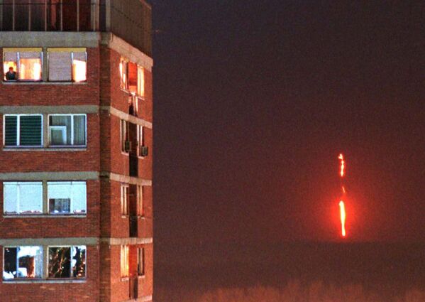 ベオグラードの夜空を照らすユーゴスラビア軍の照明弾の炎（1999年3月24日） - Sputnik 日本