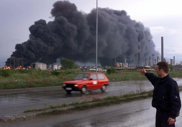 NATO軍の空爆を受けて燃えるパンチェボ市の石油精製所（1999年4月18日） - Sputnik 日本