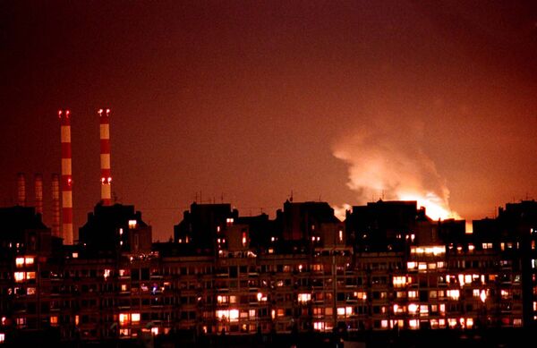 NATO軍の爆撃を受けた発電所近くから上がる炎（1999年3月24日） - Sputnik 日本