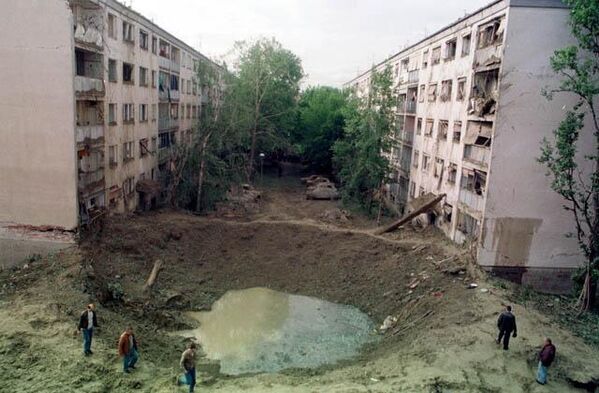 NATO軍の爆撃でノヴィ・サドの住宅地にできた穴 - Sputnik 日本
