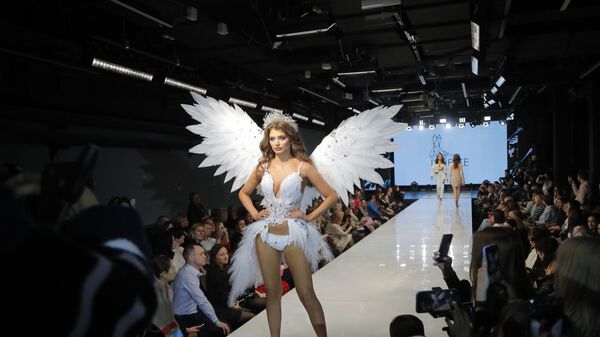 Модель демонстрирует наряд модного бренда Irneste российского дизайнера Ирины Степановой во время Volga Fashion Week в Москве, Россия, 18 марта 2023 года - Sputnik 日本