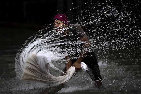 川のほとりで洗濯をする男性（インド・グワーハーティー、22日） - Sputnik 日本