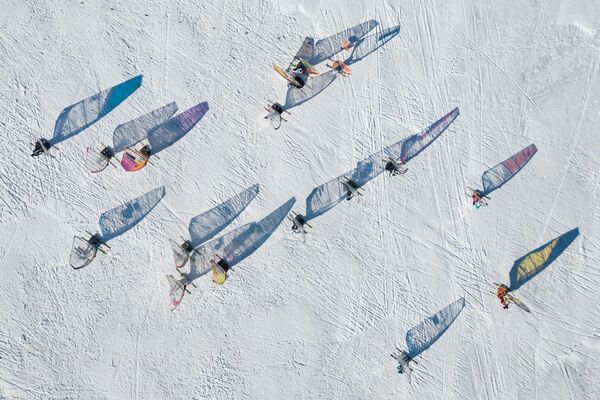 冬季ウィンドサーフィン選手権で、凍結した貯水池の上でレースに参加する選手たち（ロシア・ノヴォシビルスク、22日） - Sputnik 日本